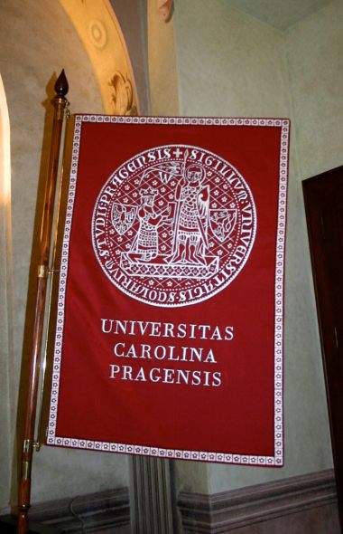 Univerzita Karlova v Praze vyšívaná vlajka